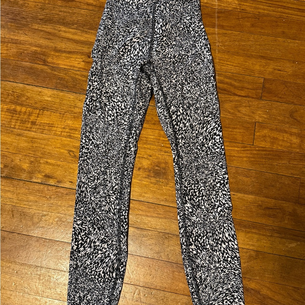 LuluLemon black and white leggings SIZE ZERO